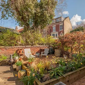 https://pass-the-keys-wonky-cottage-with-amazing-garden.yorkshirehotels.net