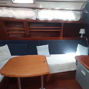https://best-barcelona-boat-experience.topbarcelonahotels.com